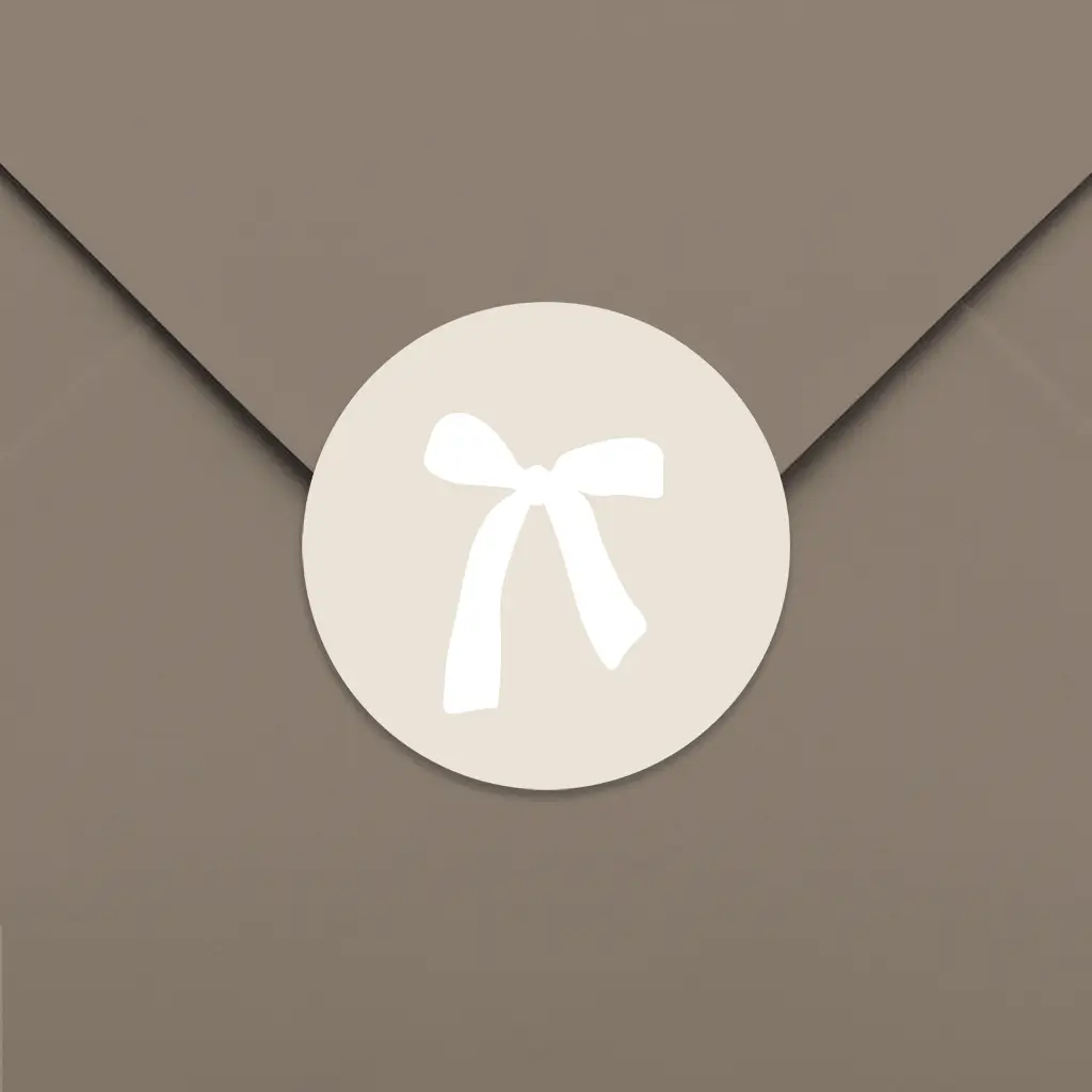 Sluitsticker beige met witte strik - per 25 stuks