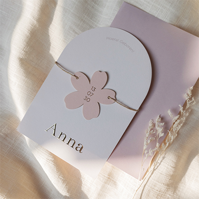 Luxe geboortekaartje in boogvorm met bloemenlabel goudfolie