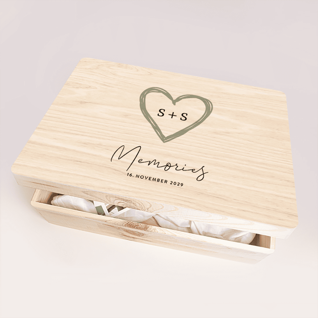Erinnerungsbox Hochzeit mit gezeichnetem Herz und Initialen