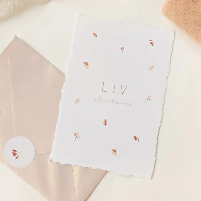 Geboortekaartje handgeschept papier look en gedroogde bloemen (DIY)