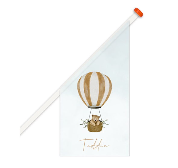 Geboortevlag beer in mandje van een oranje luchtballon