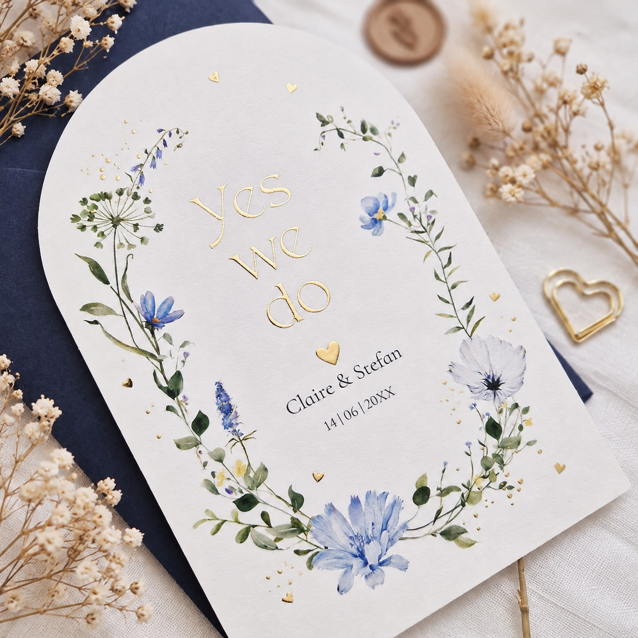 Trouwkaart boogvorm met blauwe aquarel bloemen en goudfolie