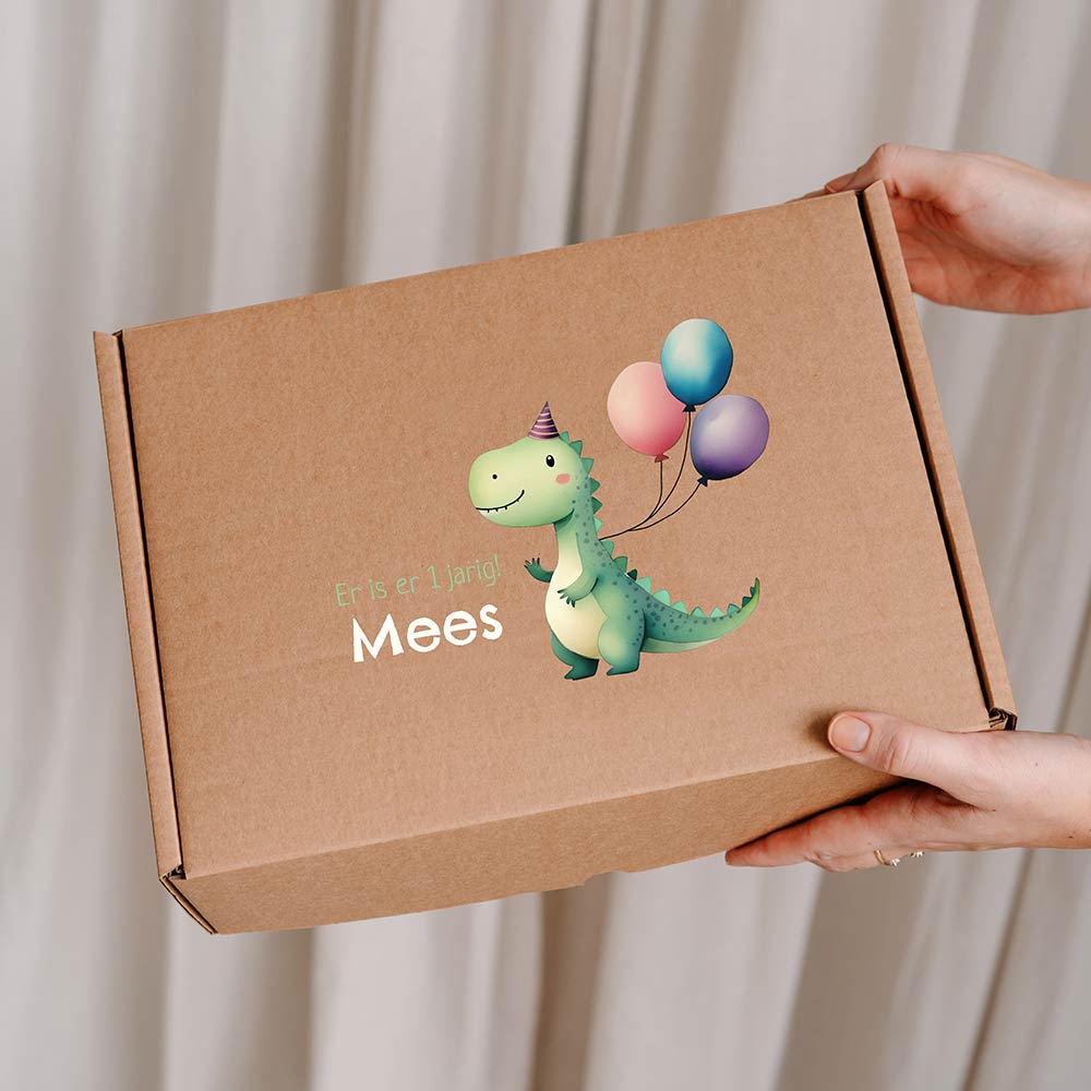 Vrolijke cadeaudoos van kraft met dino, ballonnen en naam