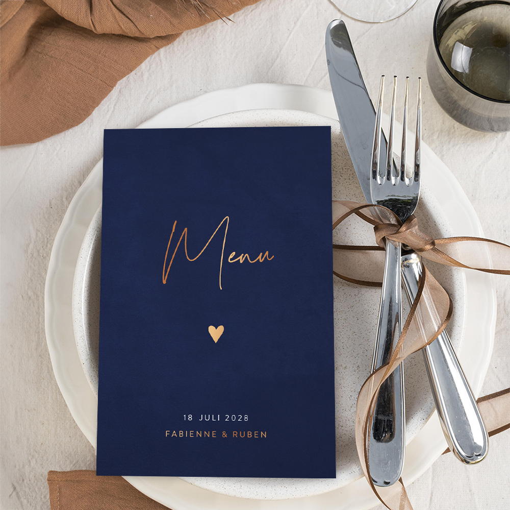 Donkerblauwe menukaart met koperfolie