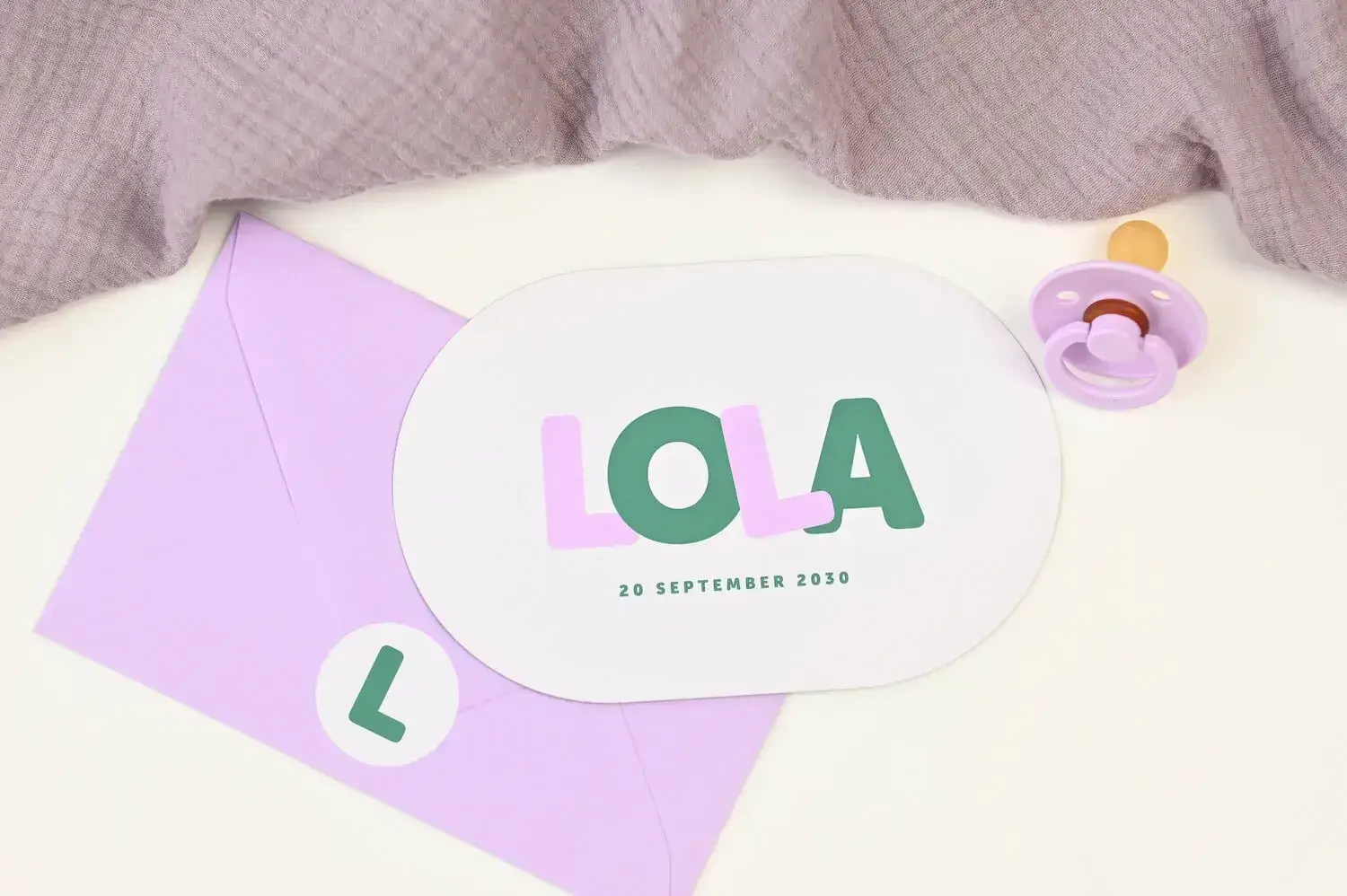 Ovaal geboortekaartje met colorblocking lila en groen