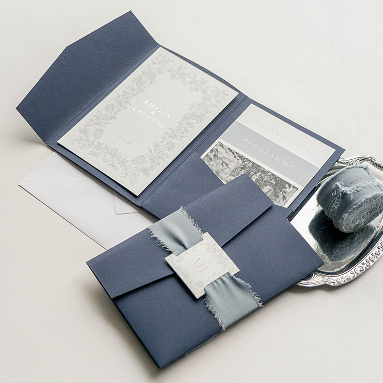 Vintage pocketfold trouwkaart in blauw/grijze tinten met foto