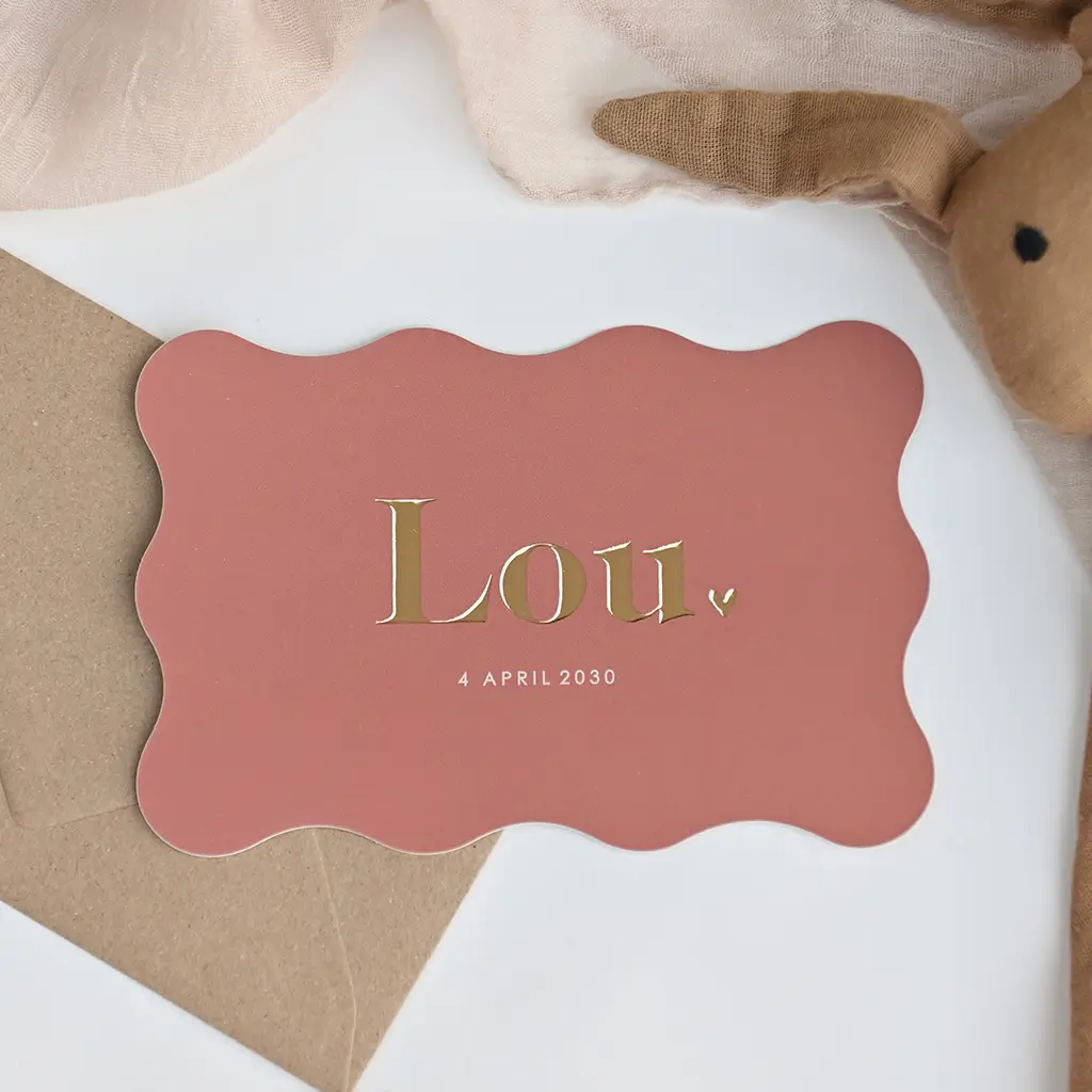 Hip geboortekaartje roestkleur met golfrand en goudfolie