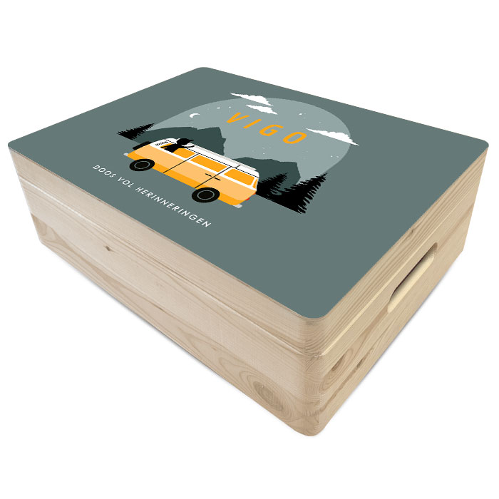 Avontuurlijke geboorte memory box met jongen in retro camper bus