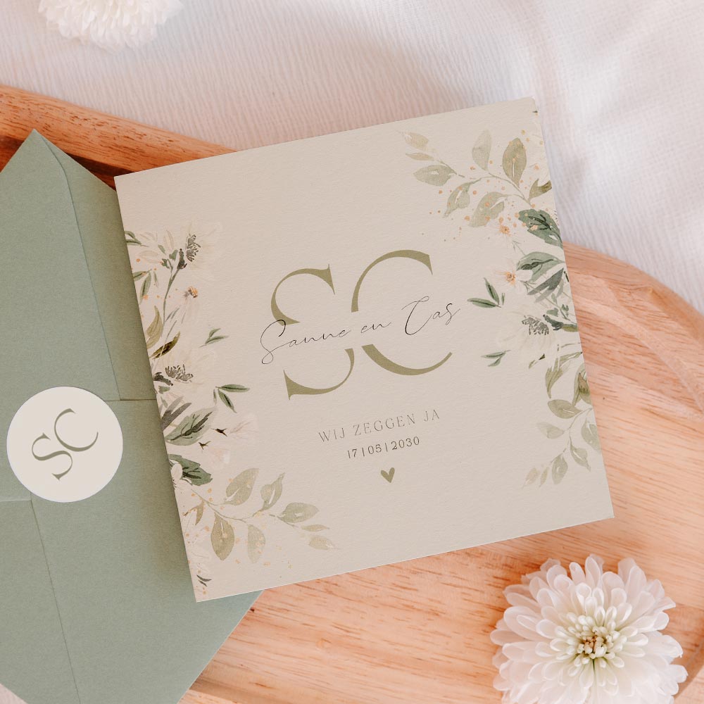 Elegante trouwkaart in groen met initialen en bloemen