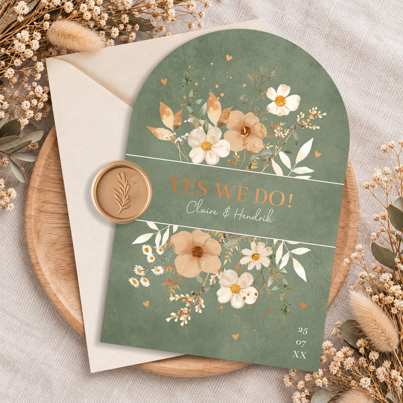 Groene trouwkaart boogvorm met beige aquarel bloemen.