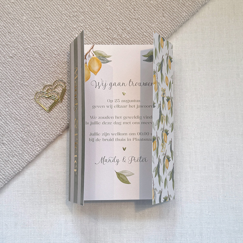 Trouwkaart theater Soft Lemon met olijfgroene strepen en citroentakjes