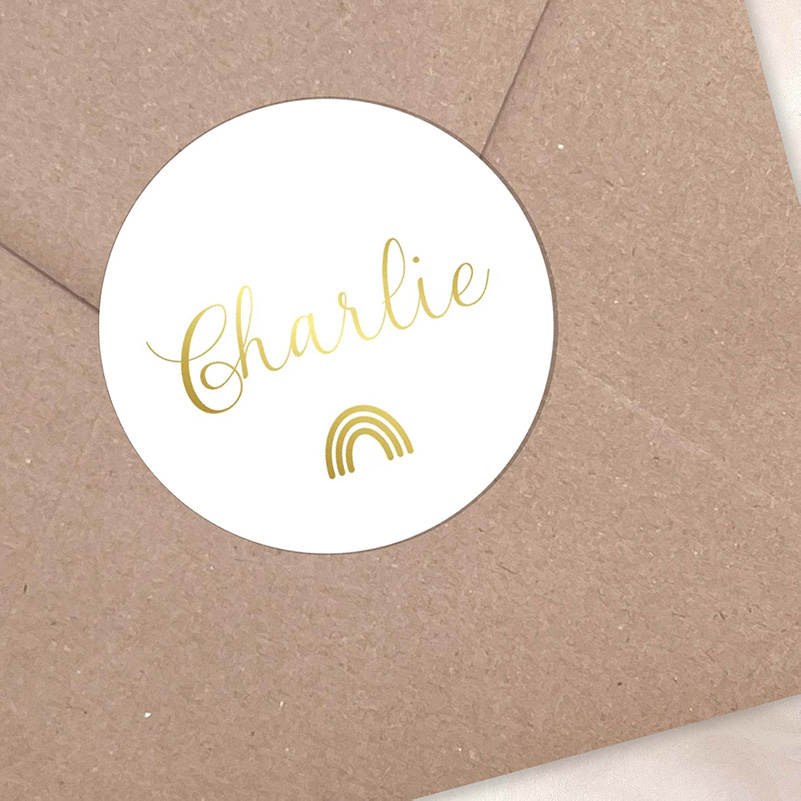 Naamsticker met regenboogje in goudfolie – Charlie