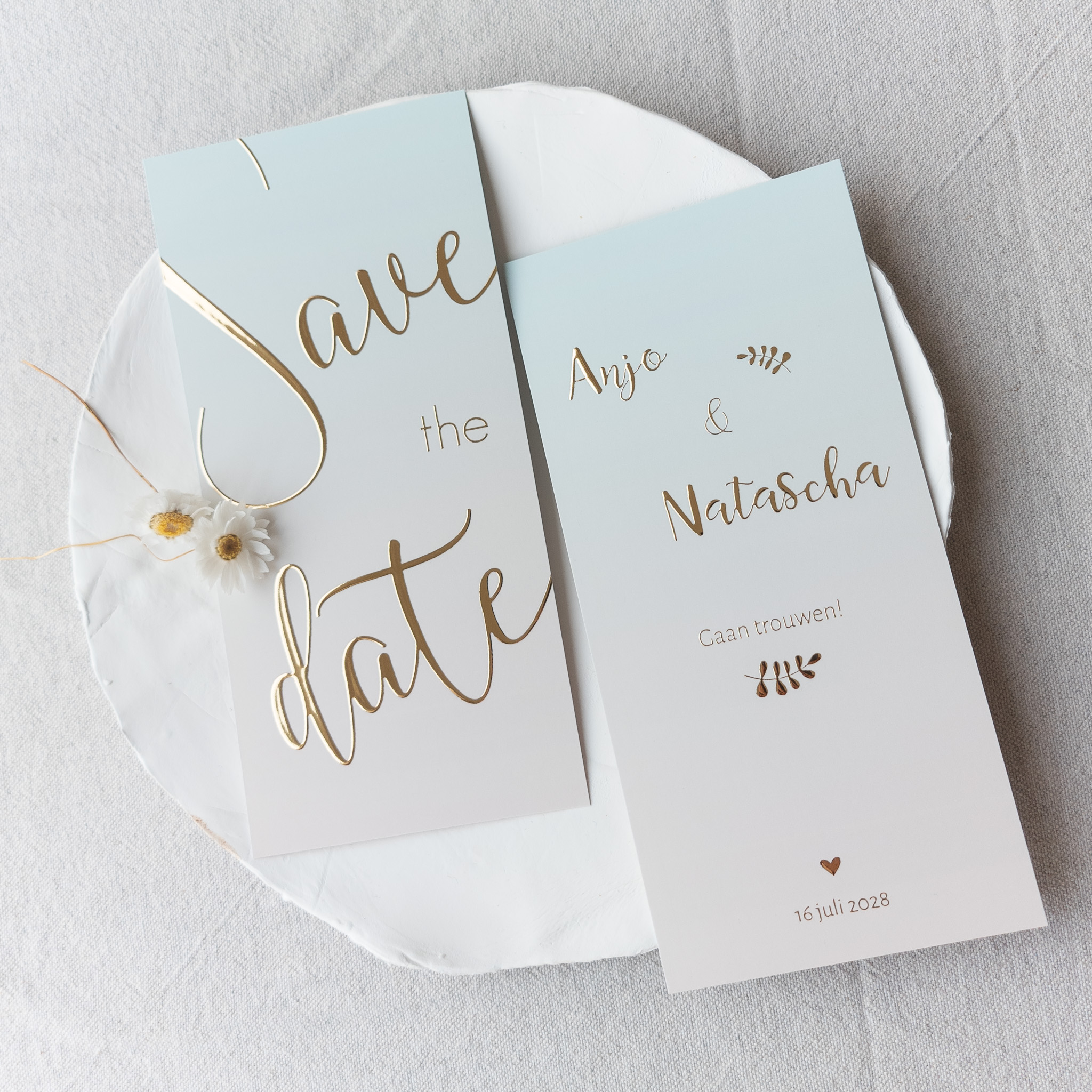 trouwen op het strand trouw huisstijl beach vibes