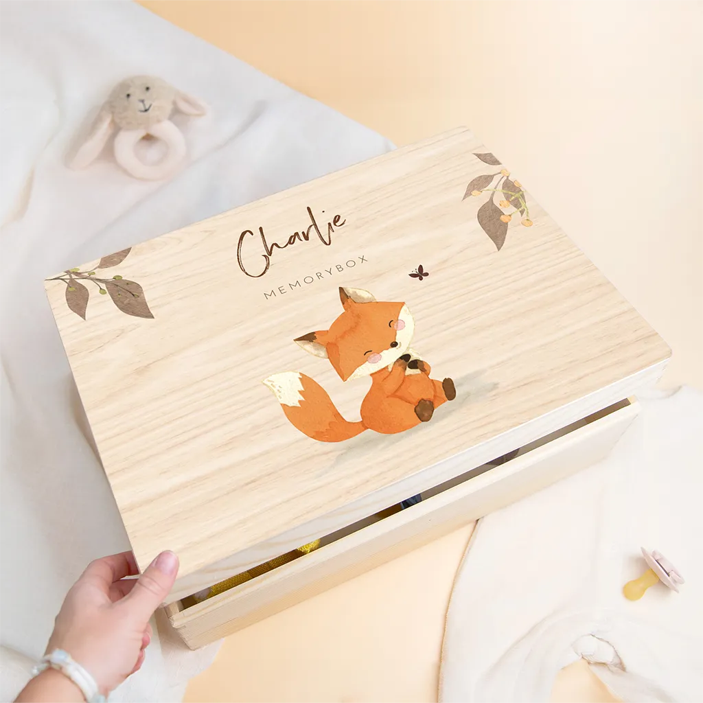 Houten bewaarkist met zittend vosje en takjes