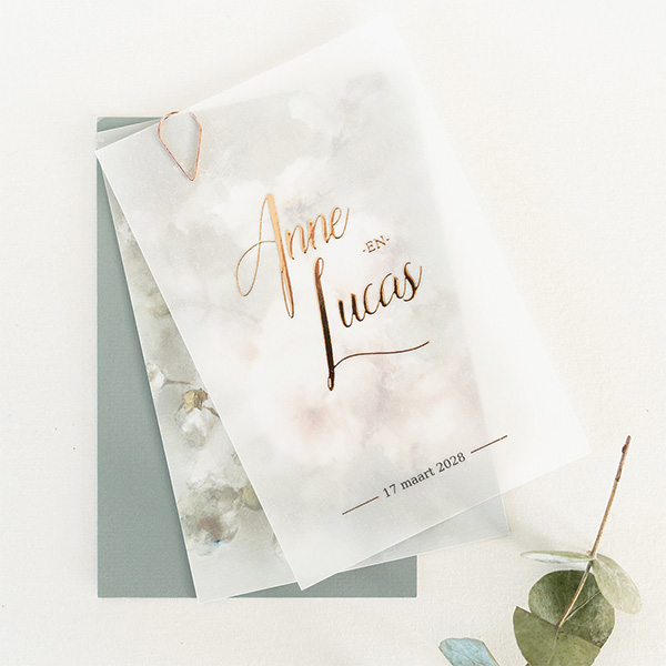 Stijlvolle trouwkaart van kalkpapier en roséfolie