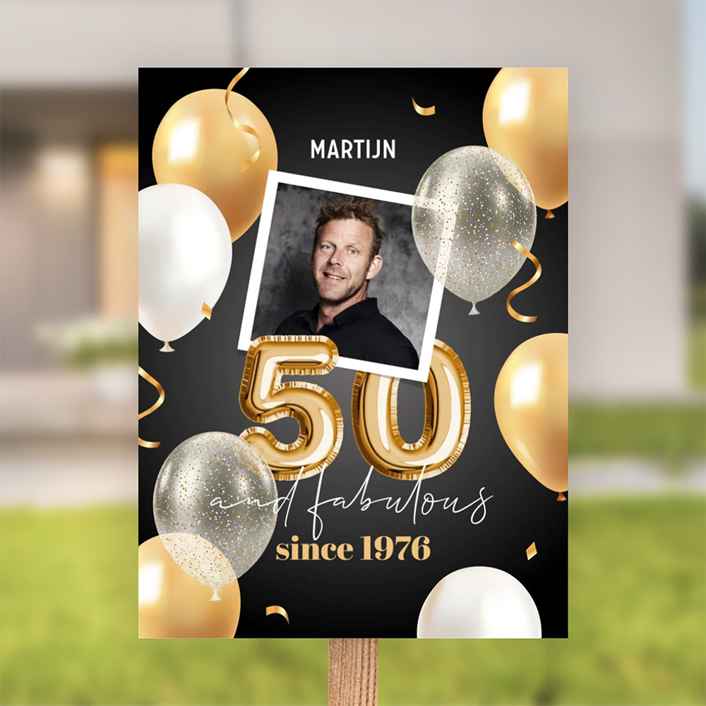 Bord Abraham 50 jaar met ballonnen, confetti en eigen foto