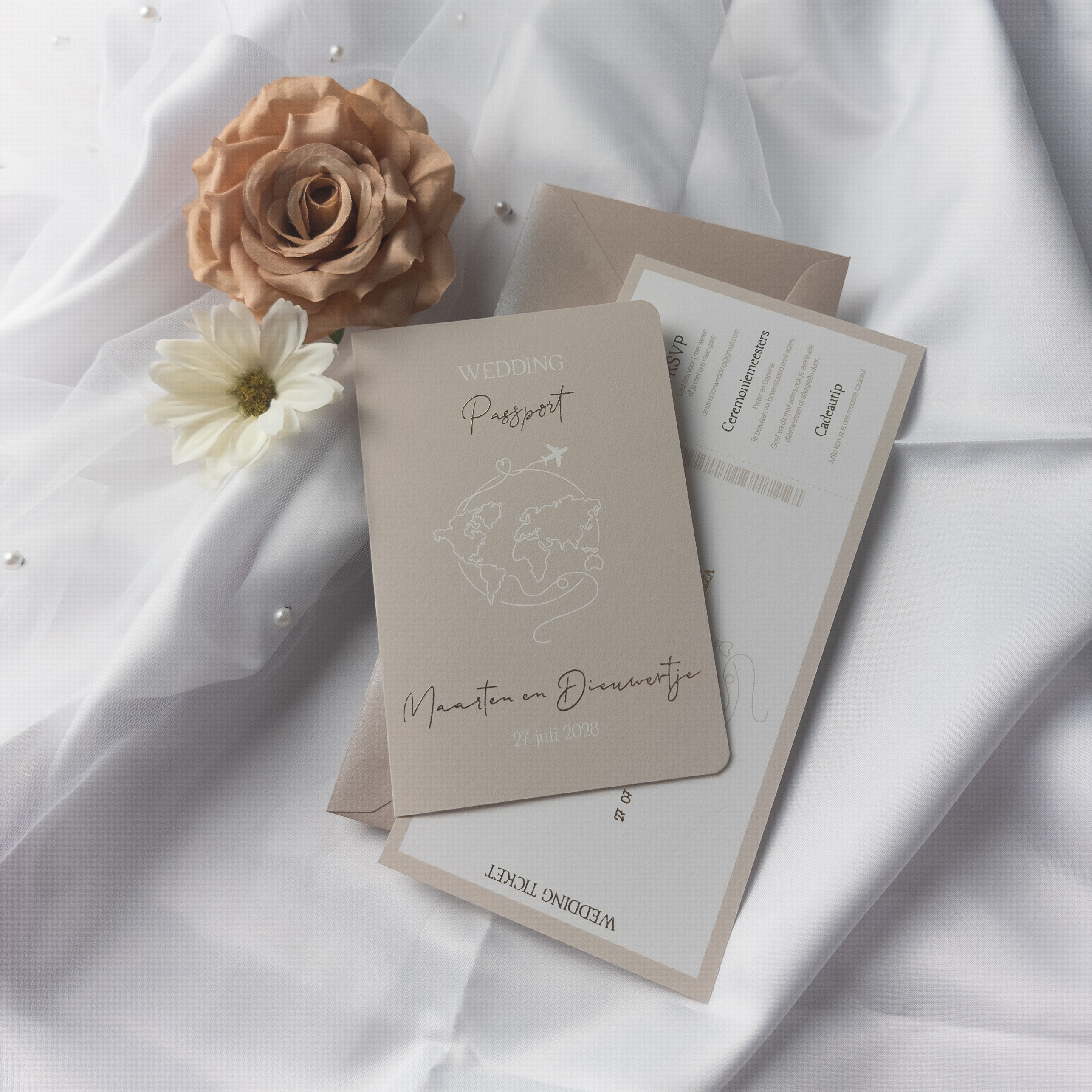 trouwkaart set paspoort en boarding pass beige goud