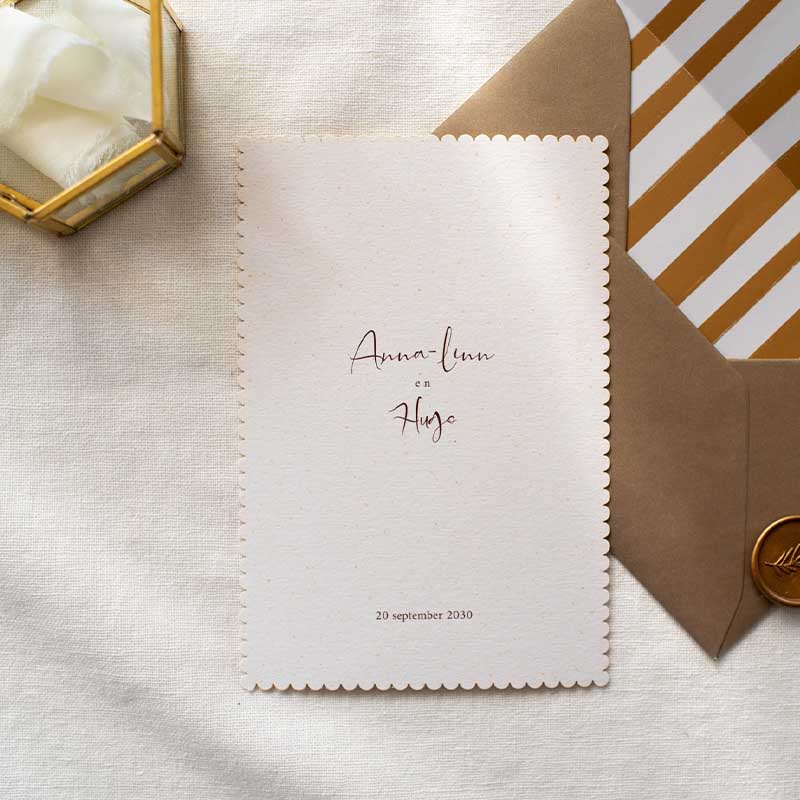 Trouwkaart geschulpte rand naturel