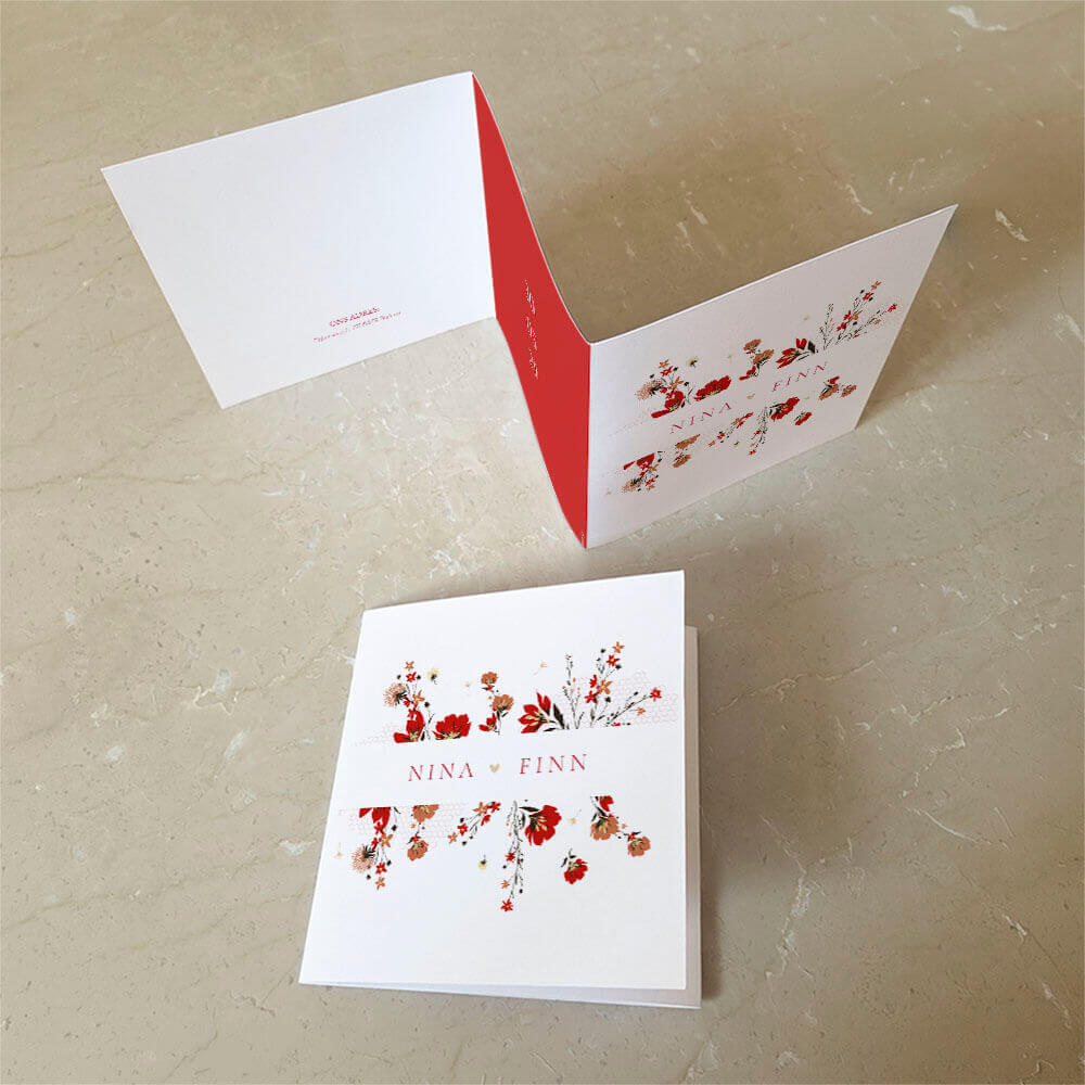 Rode drieluik met zigzag trouwkaart met bloemen en eigen foto