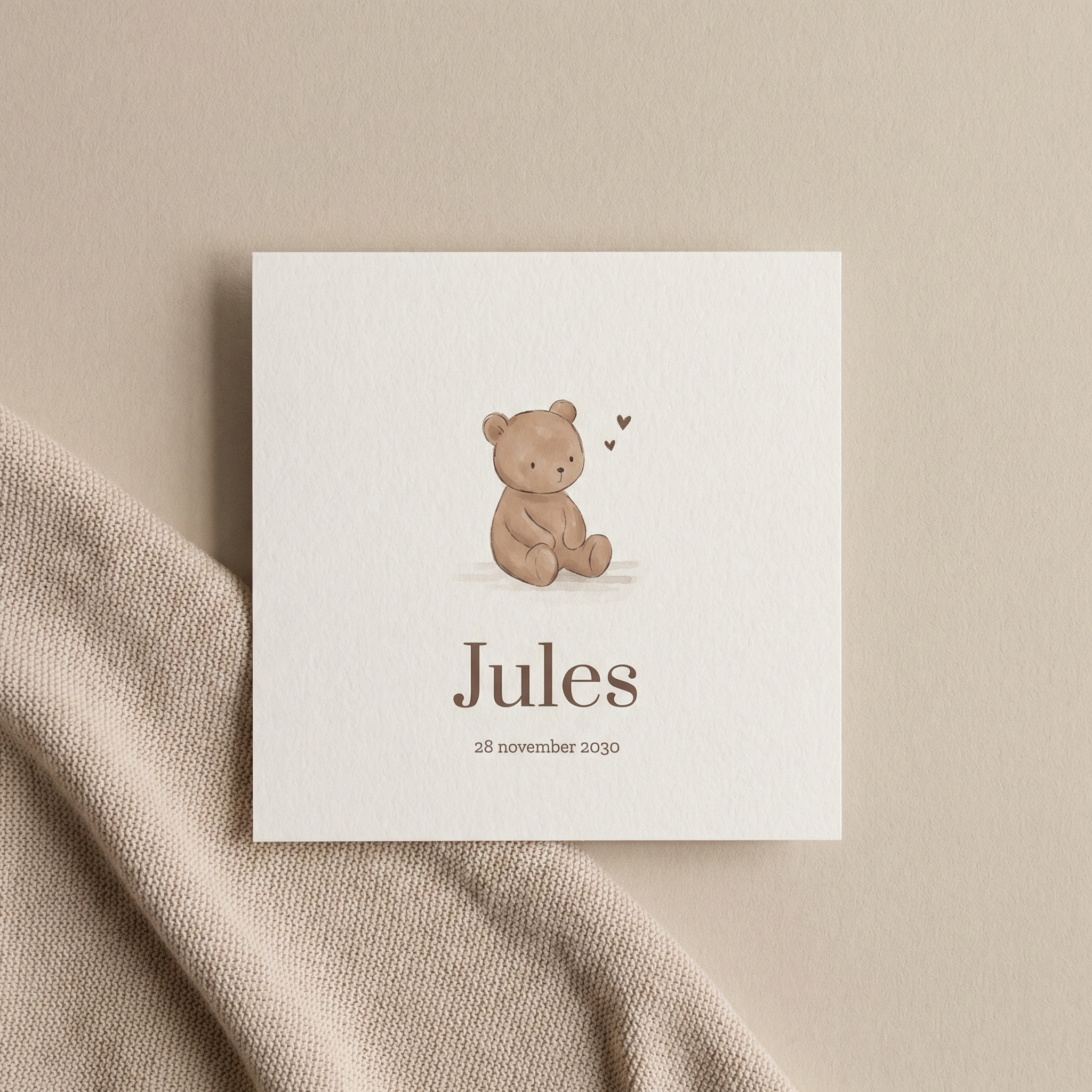 Klassiek geboortekaartje met lief beertje en hartjes