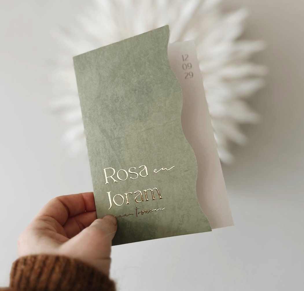 Trouwkaart groene velvet look met golvende rand en goudfolie