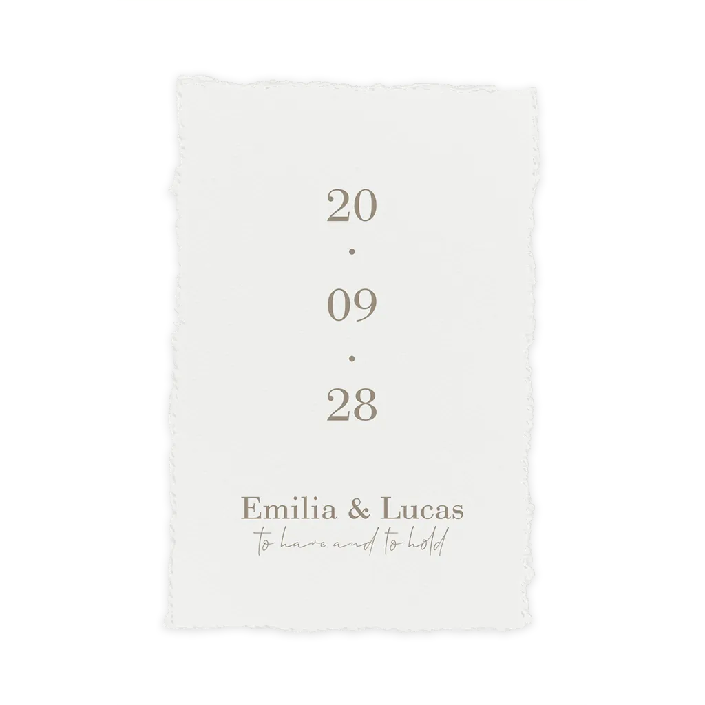 Zeitlose Hochzeitseinladung  im Büttenpapier-Look und Datumsfokus