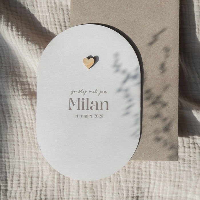 Beige geboortekaartje ovaal met houten hartje