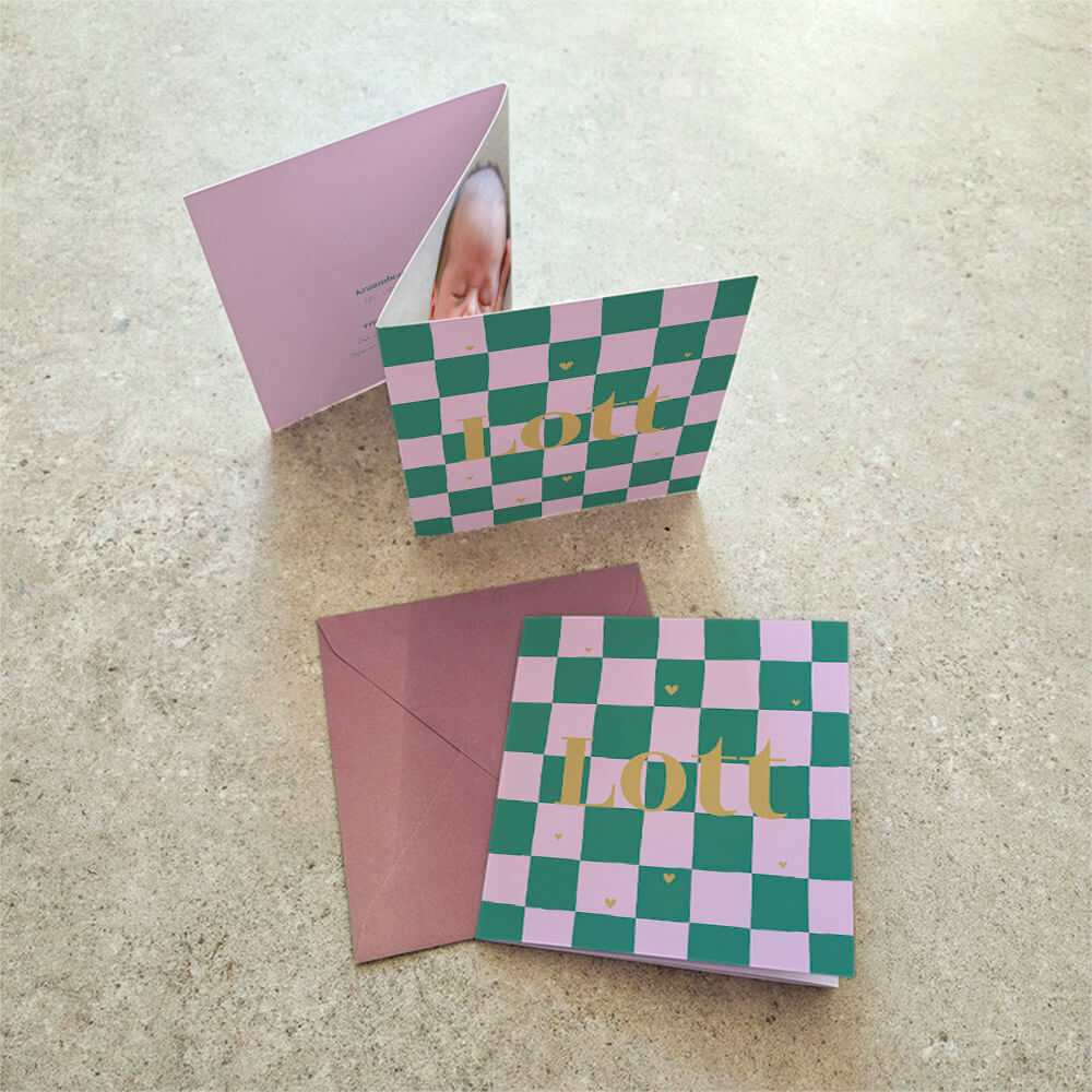 Zigzag meisjes geboortekaartje met blokken en foliedruk hartjes