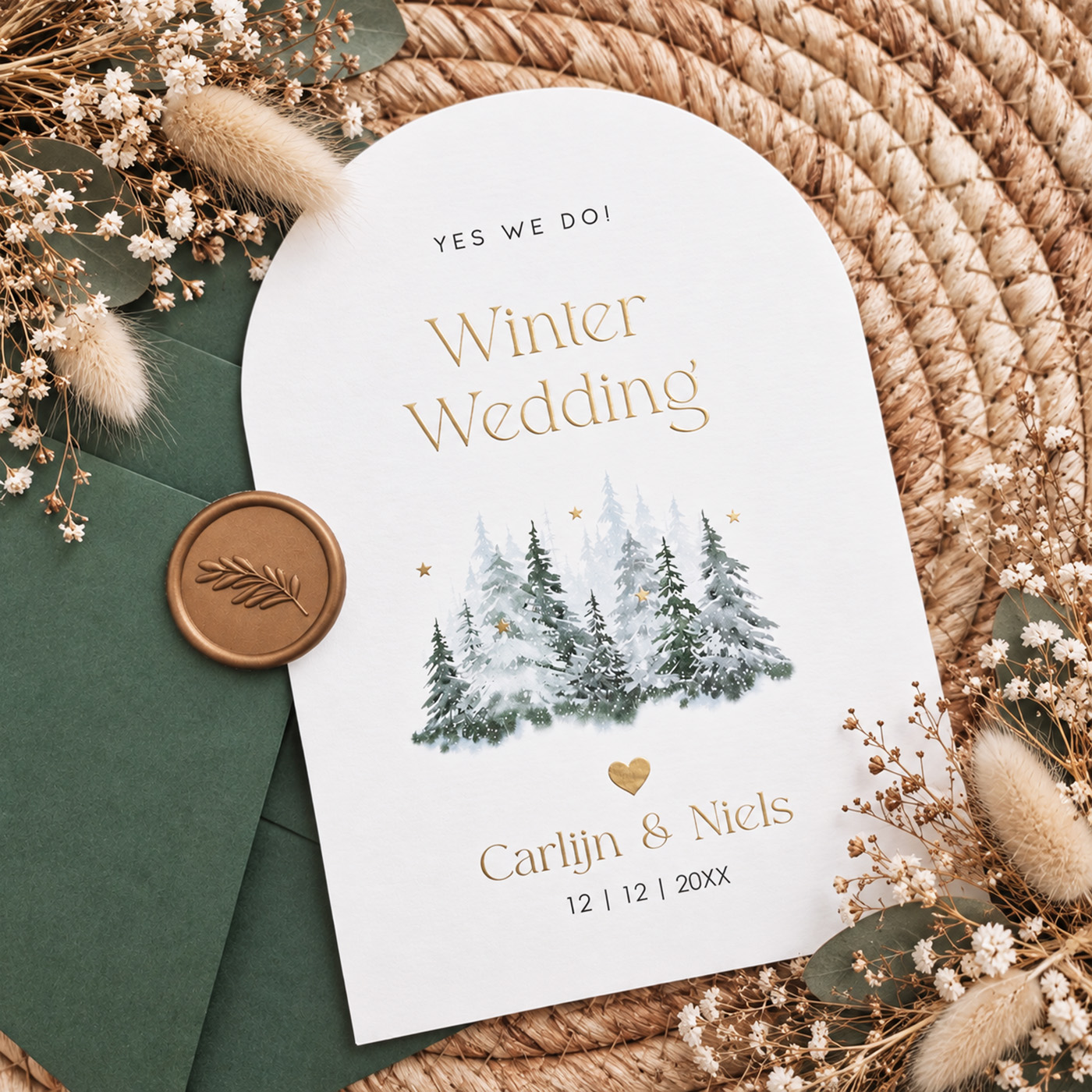 Winter Wedding trouwkaart boog forrest trees groen goudfolie