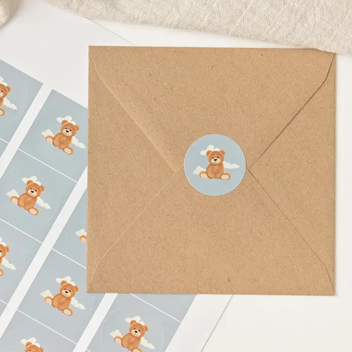 Sluitsticker blauw met teddybeer en wolken - per 25 stuks