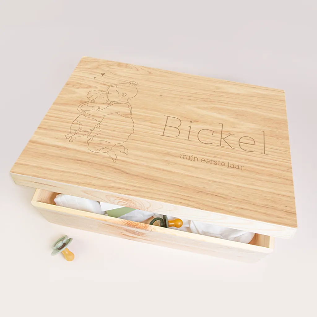 Memorybox met lijntekening van baby broertje