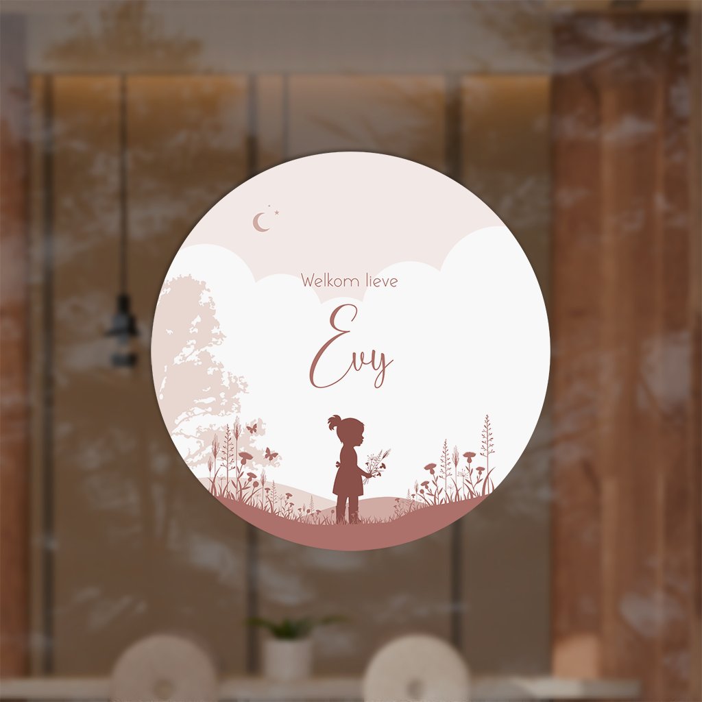 Raamsticker rond met silhouet meisje in landschap met bloemen