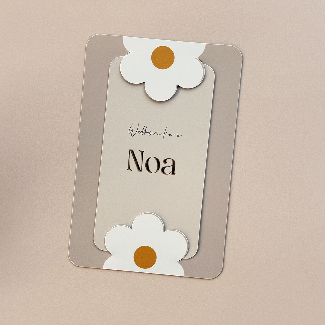 Labelkaart voor een meisje met bloemen en inschuifkaart