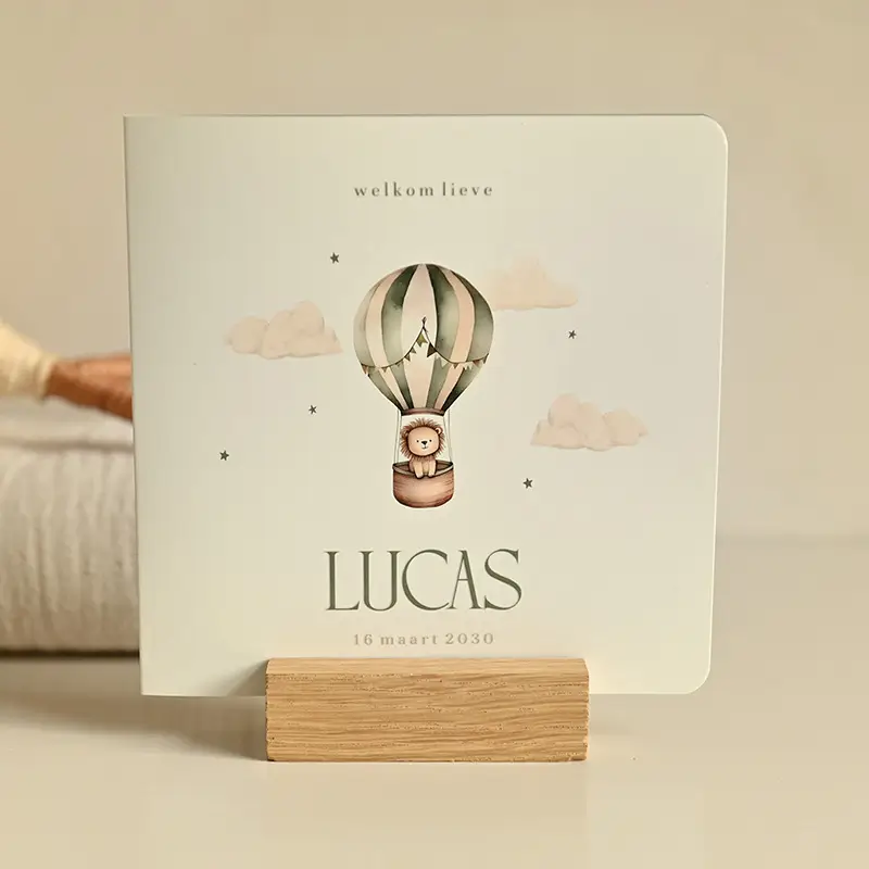 Geboortekaartje met groene luchtballon en leeuwtje