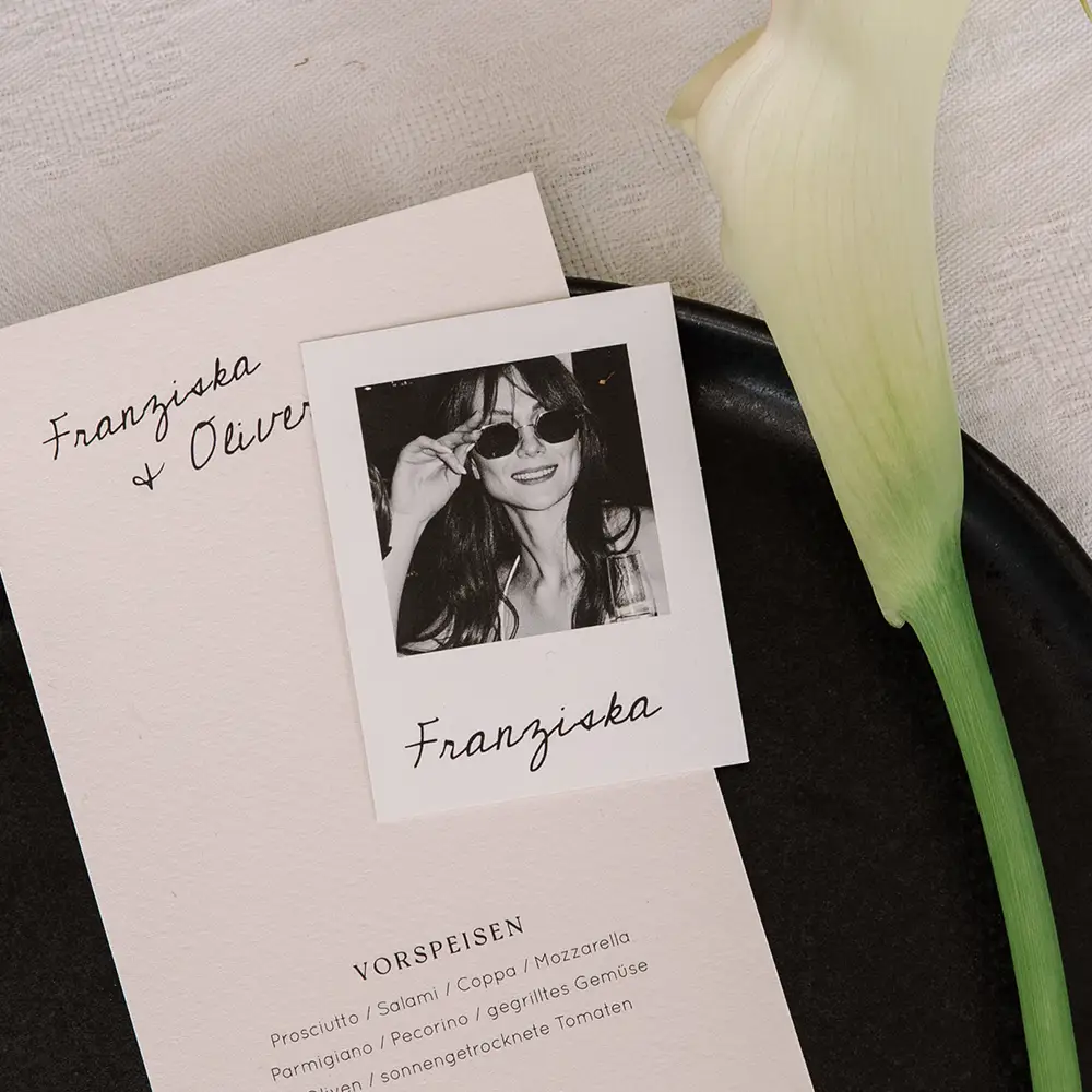 Namenskarten zur Hochzeit mit Fotos im Polaroid-Stil
