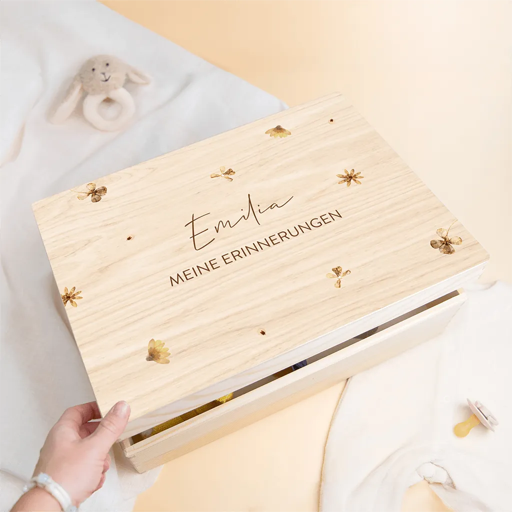 Erinnerungskiste für Kinder mit getrockneten Blumen