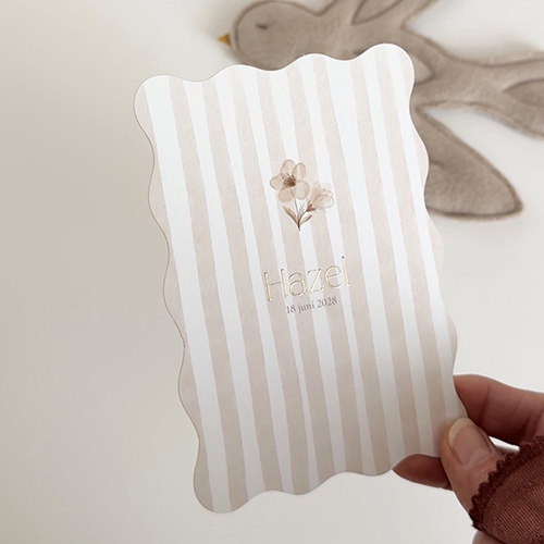 Neutraal geboortekaartje meisje in golfvorm met strepen en bloem