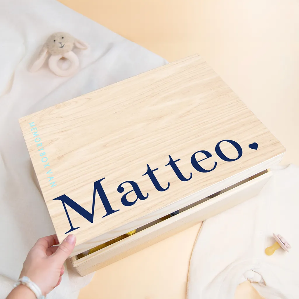 Houten bewaarkist met licht- en donkerblauwe letters