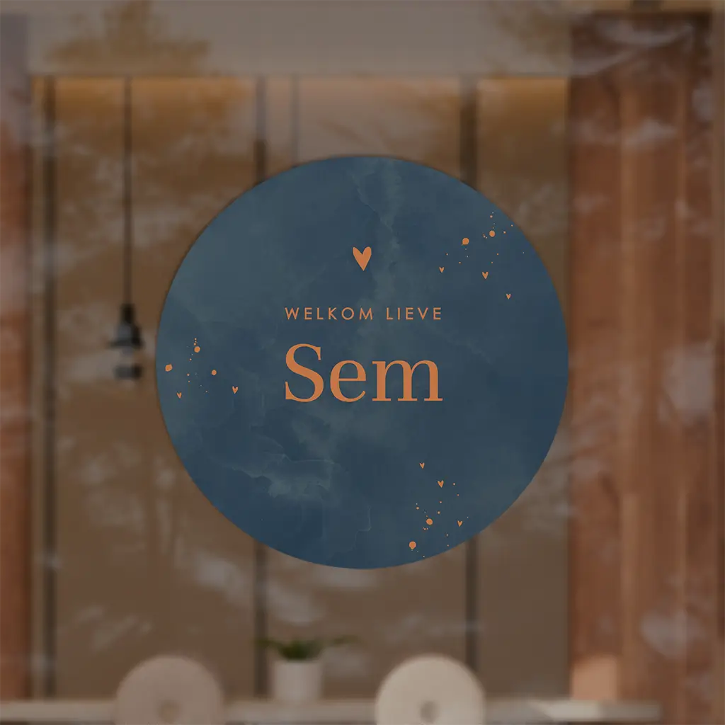 Donkerblauwe raamsticker met koperkleurige tekst