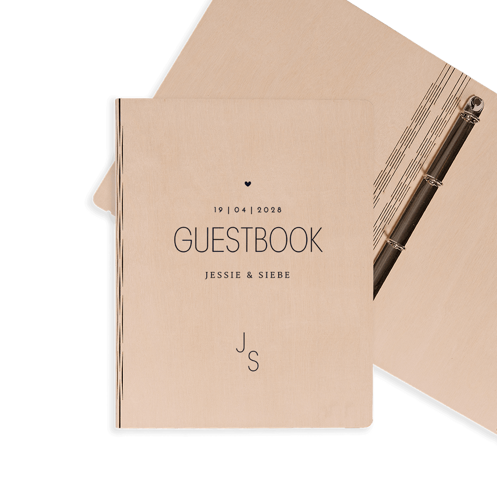 Houten gastenboek met donkerblauwe belettering en initialen