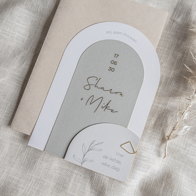 Olijfgroene trouwkaart boogvorm met labels en goudfolie