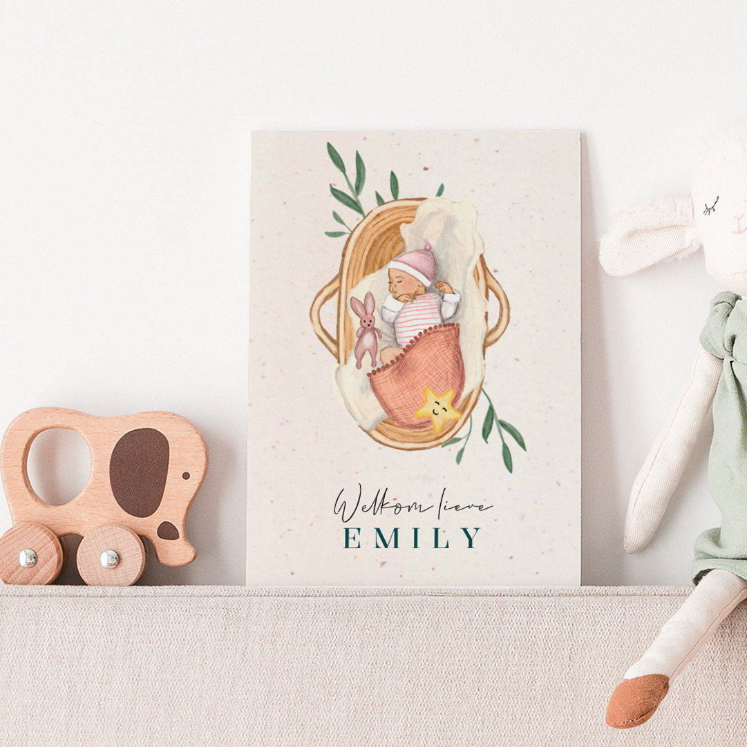 Duurzaam geboortekaartje voor een meisje met baby in mozesmandje