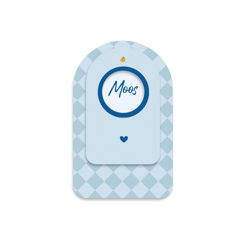 Tweedelig geboortekaartje met doorkijkje en blauwe ruitjes