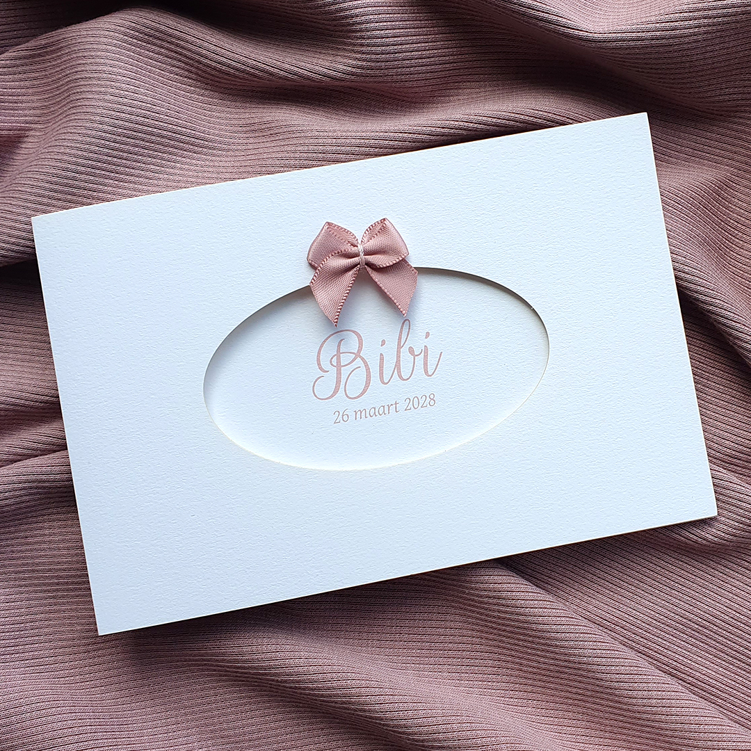 Geboortekaartje liggend met doorkijk ovaal meisje