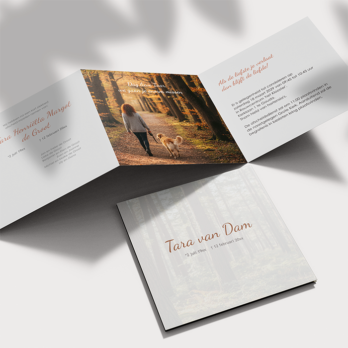 Rouwkaart drieluik vrouw bruin tinten eigen foto en bos met bomen