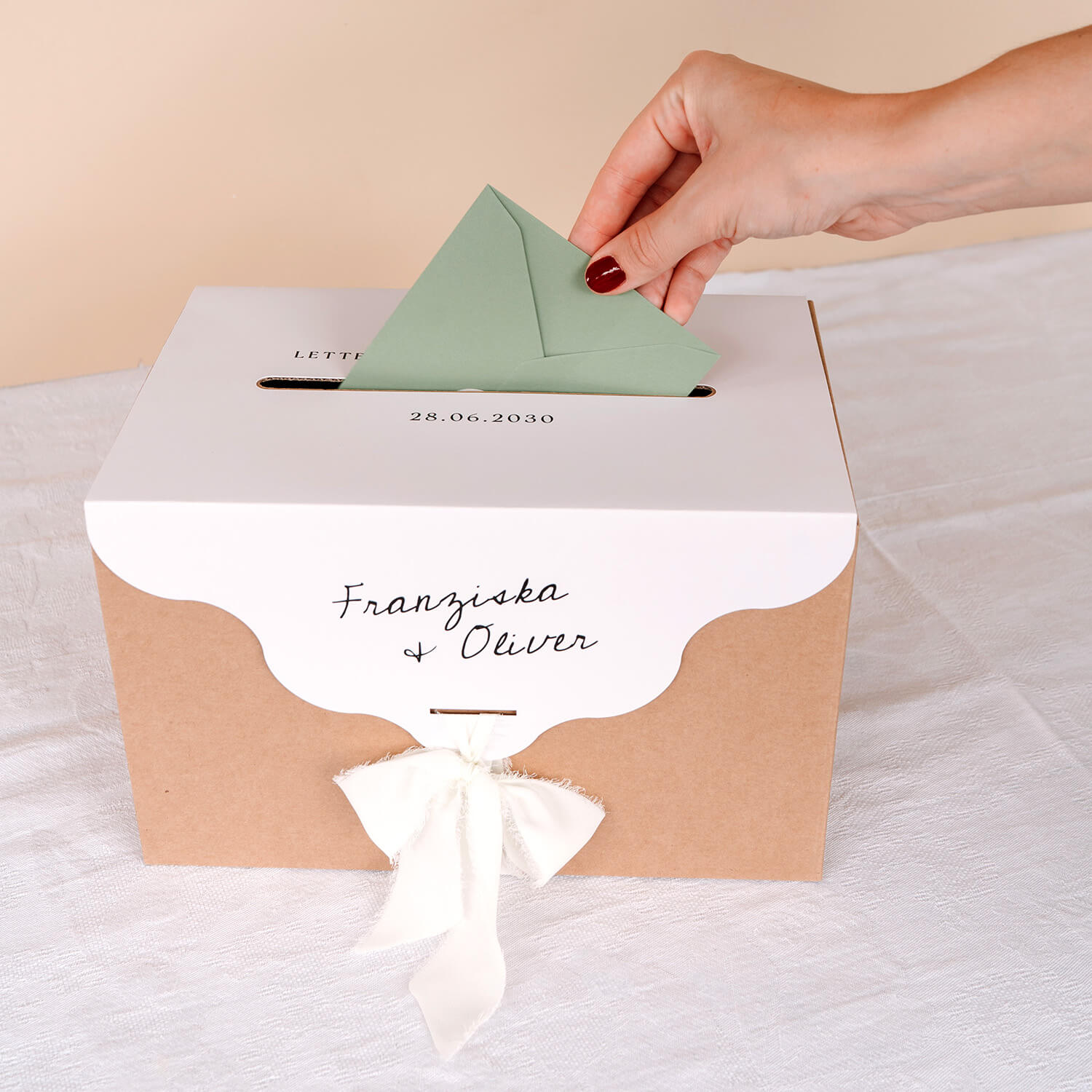 Karton-Umschlagbox im Vintage-Stil mit Namen und Datum