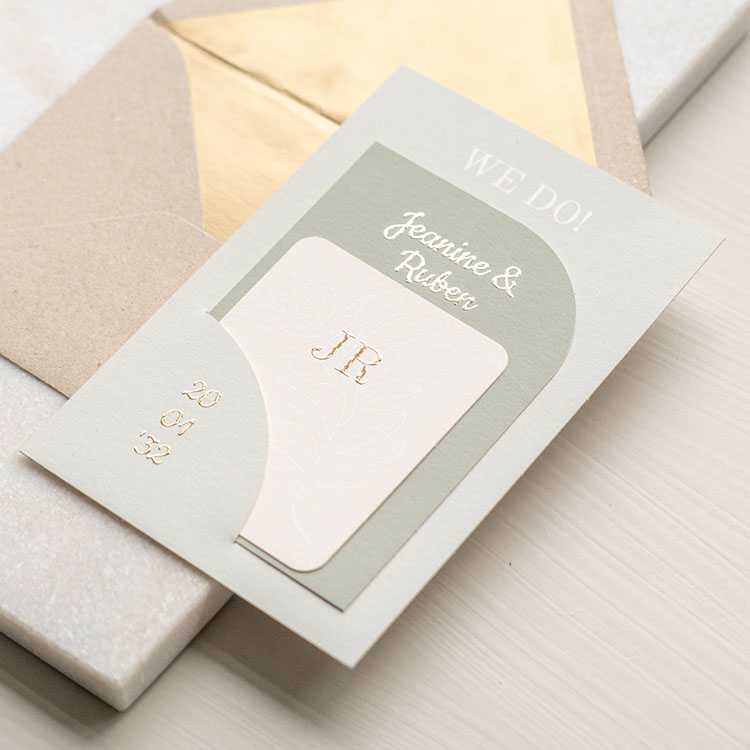 Originele trouwkaart met goudfolie en groen