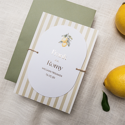 Gestreepte trouwkaart met ovalen label en citroenen