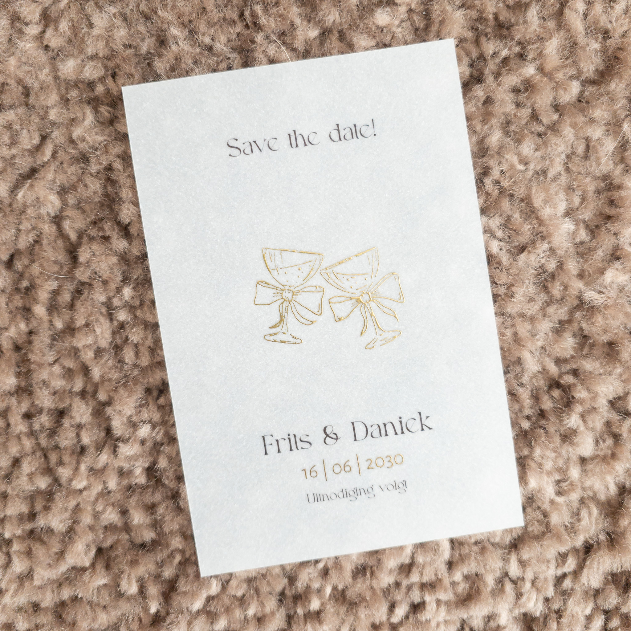 kalkpapier save the date champagneglazen goudfolie