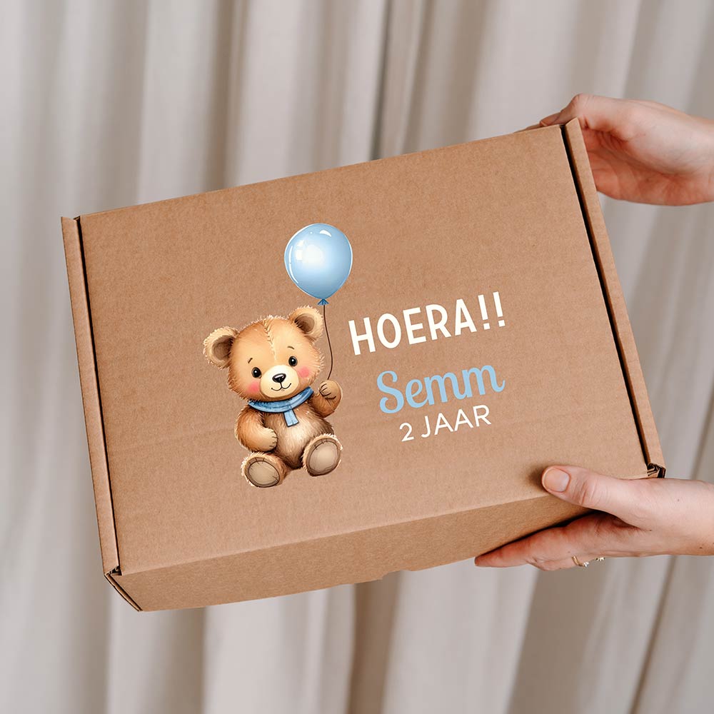 Lieve cadeaudoos van kraft met beertje, ballon, naam en leeftijd